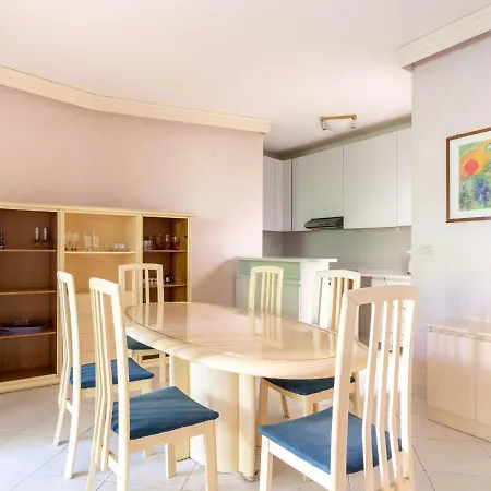 Apartment Chic In By The Beach